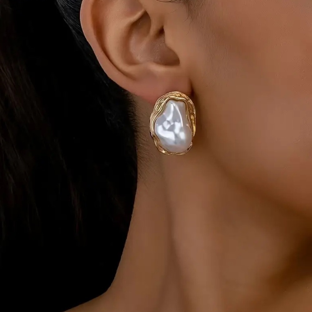Elegant Gold and Pearl Earrings. Unique Vintage Stud earrings - Picture 2 of 5